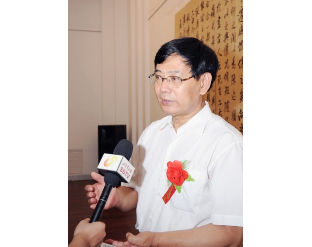 张仲亭先生接受电视台采访